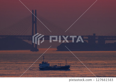 <Kagawa Prefecture> Evening view of the Great Seto Bridge and the ocean <Kagawa Prefecture> Evening view of the Great Seto Bridge and the ocean 127681583