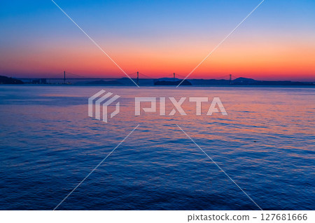 <香川縣>瀨戶大橋與大海的夜景 127681666