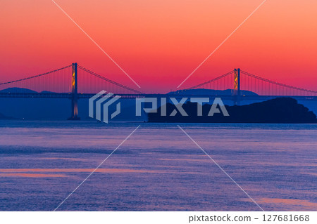 <Kagawa Prefecture> Evening view of the Great Seto Bridge and the ocean 127681668