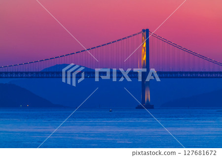 <香川縣>瀨戶大橋與大海的夜景 <香川縣>瀨戶大橋與大海的夜景 127681672