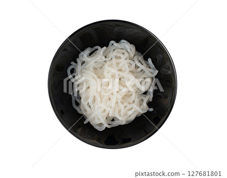 Shirataki or konnyaku pasta in black bowl isolated. Konjak jelly noodles, Japanese zero calorie sirataki 127681801