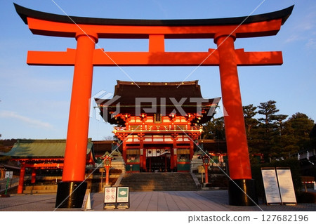 京都府,伏見稻荷大社,第二鳥居門和塔門,深草藪之內町,伏見區,京都市,2022 年 2 月 京都府,伏見稻荷大社,第二鳥居門和塔門,深草藪之內町,伏見區,京都市,2022 年 2 月 127682196