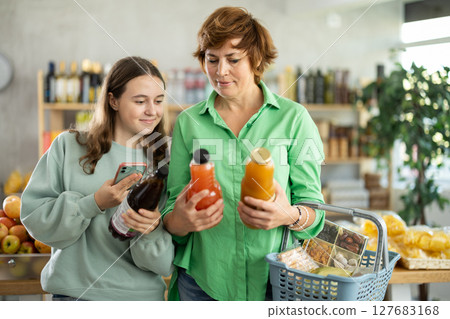 Family chooses juice and scans it on their phone 127683168