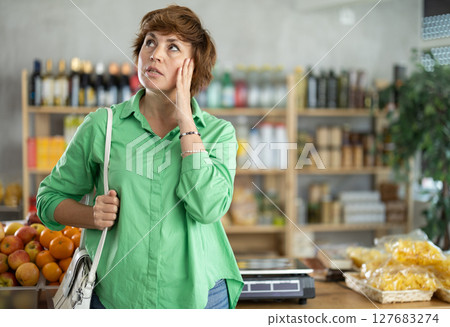 Adult woman buyer forgot what she wanted to buy 127683274