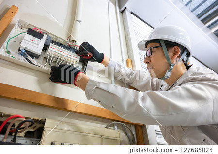 Male worker inspecting the factory 127685023