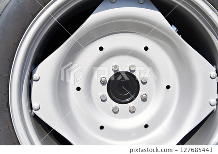 Vehicle disk wheel tractor Vehicle disk wheel tractor 127685441