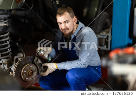 experienced mechanic repairs discs 127686120