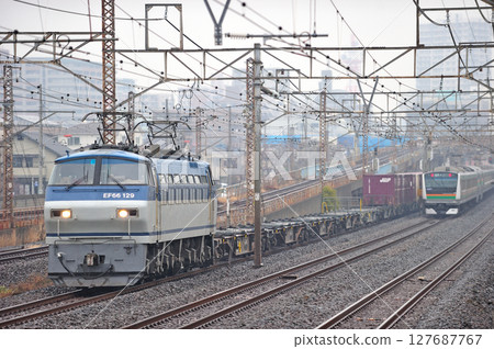 東海道線 相模貨運 JR貨運 EF66-129 (吹田) JR東日本 E233 3000系列 東海道線 相模貨運 JR貨運 EF66-129 (吹田) JR東日本 E233 3000系列 127687767