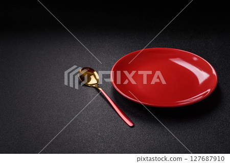 Empty plate with spoon, cutlery for dinner table 127687910