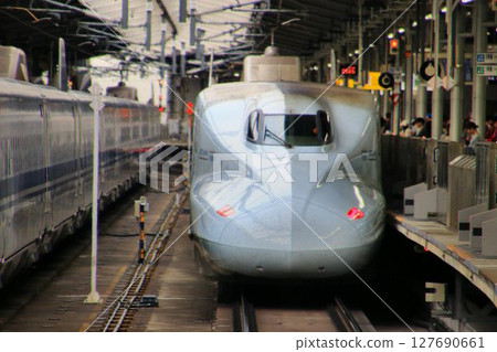 本州至九州的主幹線【山陽、九州新幹線】N700A系列~新大阪站 本州至九州的主幹線【山陽、九州新幹線】N700A系列~新大阪站 127690661