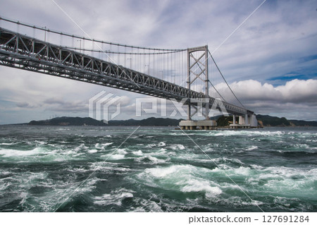 鳴門海峽大橋和洶湧的波濤 鳴門海峽 鳴門海峽大橋和洶湧的波濤 鳴門海峽 127691284