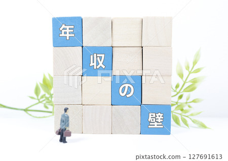 微型構圖，讓人聯想到年收入的障礙和工作方式的限制 127691613