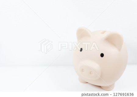 一張簡單的存錢筒照片，喚起了人們儲蓄和省錢的想法 127691636