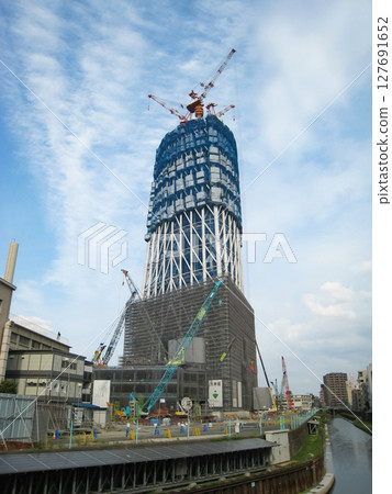 2009 年 9 月,東京墨田區,正在興建中的東京晴空塔城 2009 年 9 月,東京墨田區,正在興建中的東京晴空塔城 127691652