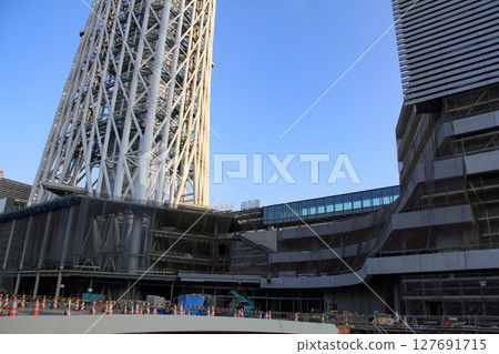 2011 年 7 月，東京墨田區，正在興建中的東京晴空塔城 127691715