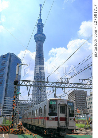 2011 年 8 月，東京墨田區，正在興建中的東京晴空塔城 127691717