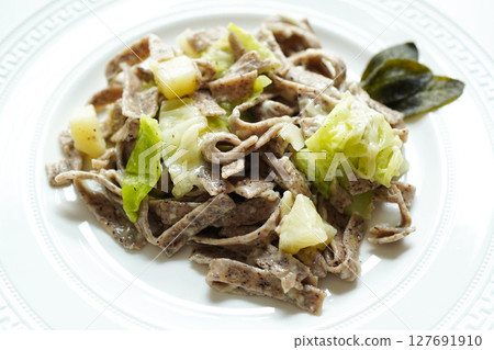 義大利蕎麥麵、pizzoccheri(配馬鈴薯、高麗菜和起司) 義大利蕎麥麵、pizzoccheri(配馬鈴薯、高麗菜和起司) 127691910