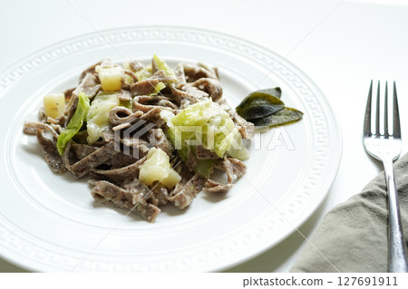 義大利蕎麥麵、pizzoccheri(配馬鈴薯、高麗菜和起司) 義大利蕎麥麵、pizzoccheri(配馬鈴薯、高麗菜和起司) 127691911
