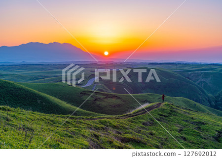 （熊本縣）從阿蘇大觀峰眺望九重連峰和日出 127692012