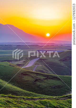 (Kumamoto Prefecture) View of the Kuju Mountain Range and sunrise from Daikanbo in Aso (Kumamoto Prefecture) View of the Kuju Mountain Range and sunrise from Daikanbo in Aso 127692013
