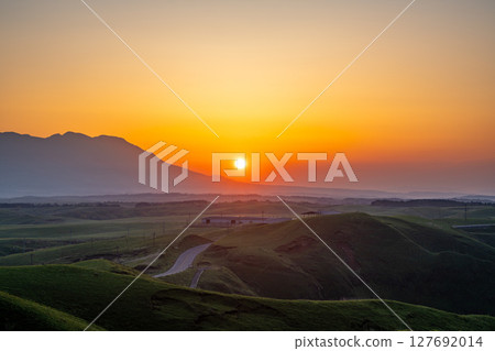 (Kumamoto Prefecture) View of the Kuju Mountain Range and sunrise from Daikanbo in Aso 127692014