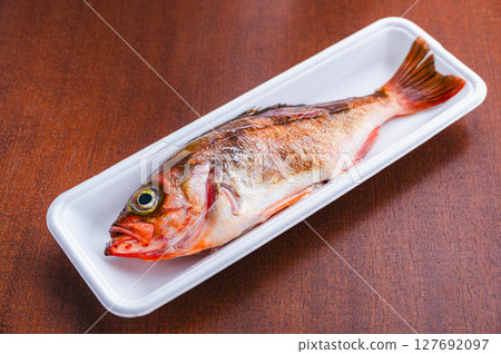 去內臟和鱗的石斑魚，用於燒烤 127692097