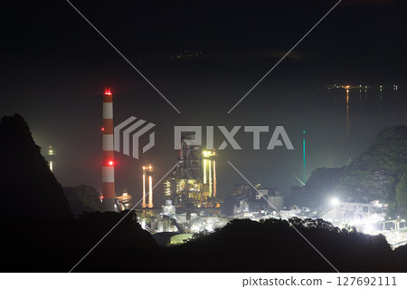 Factory night view and the sea (Tsukumi City, Oita Prefecture) Factory night view and the sea (Tsukumi City, Oita Prefecture) 127692111