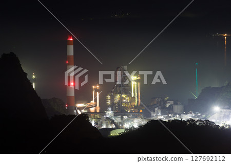 工廠夜景和大海(大分縣津久見市) 工廠夜景和大海(大分縣津久見市) 127692112