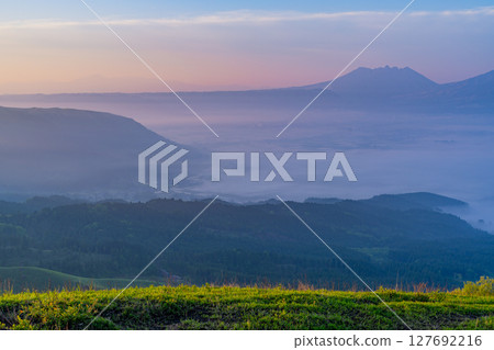 （熊本縣）黎明時分，從阿蘇大觀峰望去，內火山口群山上佈滿了雲海 127692216