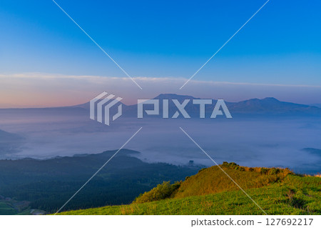 （熊本縣）黎明時分，從阿蘇大觀峰望去，內火山口群山上佈滿了雲海 127692217