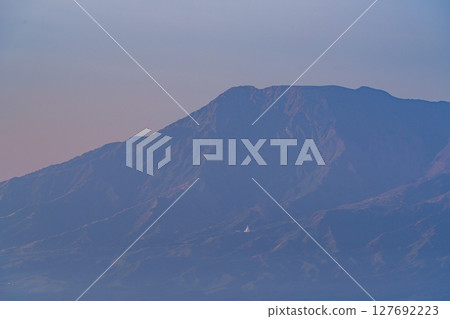 (Kumamoto Prefecture) A sea of clouds spreads over the inner crater mountains as seen from Aso Daikanbo at dawn 127692223