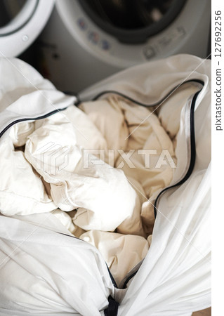 Close-up of a duvet in a laundry net 127692256