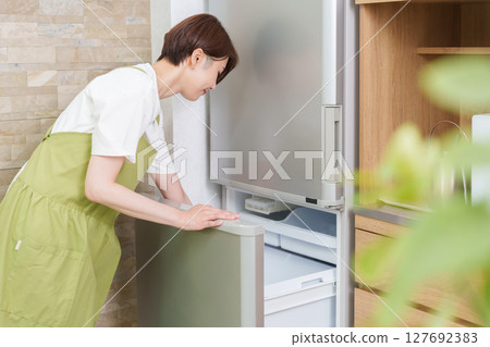 一個打開冰箱的女人 127692383