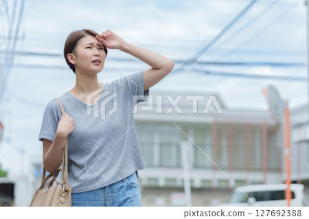 Dizzy woman 127692388