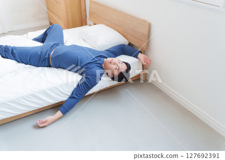 睡眠不好的男人 127692391