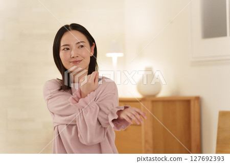 女人晚上在床上伸展身體 127692393