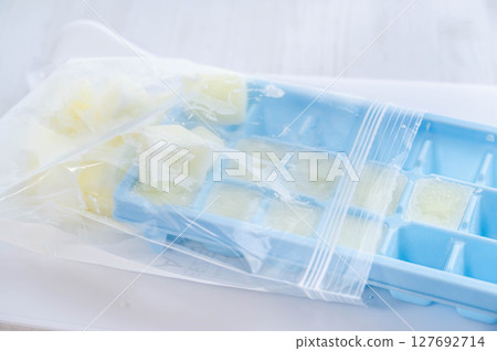 將冷凍牛奶存放在冷凍袋中 127692714