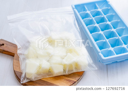 將冷凍牛奶存放在冷凍袋中 將冷凍牛奶存放在冷凍袋中 127692716