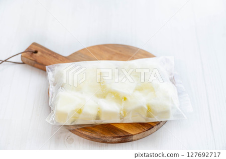 將冷凍牛奶存放在冷凍袋中 將冷凍牛奶存放在冷凍袋中 127692717