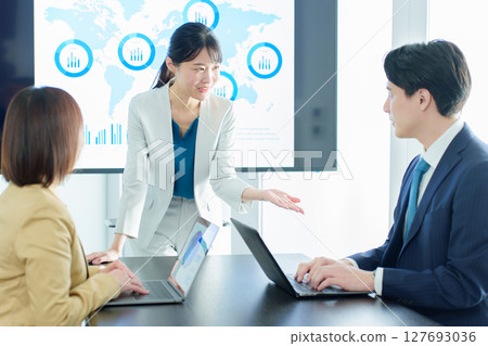 商務人士在會議室開會 商務人士在會議室開會 127693036