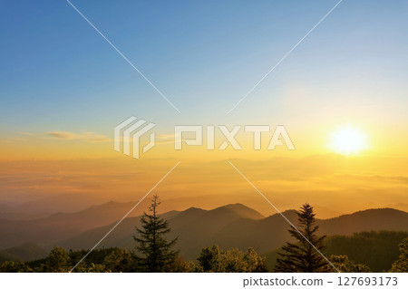 The sun at dawn from the Utsukushigahara Plateau in Nagano Prefecture 127693173