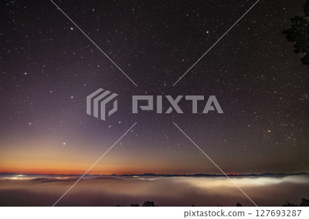 Autumn starry scenery: Virgo and Corvus rising in the morning sky over a sea of clouds Autumn starry scenery: Virgo and Corvus rising in the morning sky over a sea of clouds 127693287