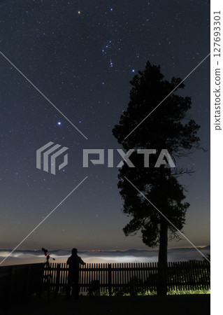 霧之海展望台的秋季星空:雲海與獵戶座 霧之海展望台的秋季星空:雲海與獵戶座 127693301