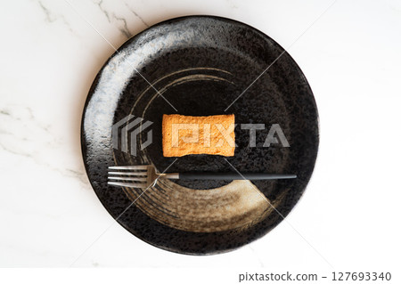 Baked goods that look great on a black plate① 127693340