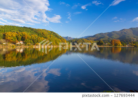 Reflection of autumn leaves on Lake Chiyoda 127693444