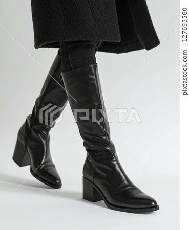 穿靴子的女人的腿 127693560