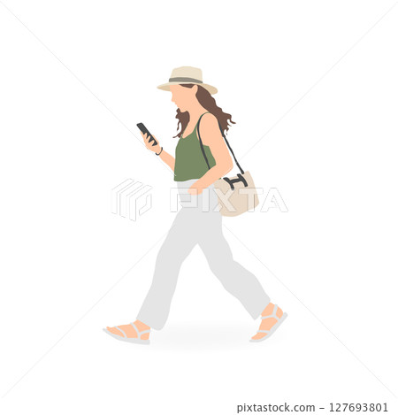 一位時尚女性一邊走路一邊看著她的智慧型手機 一位時尚女性一邊走路一邊看著她的智慧型手機 127693801