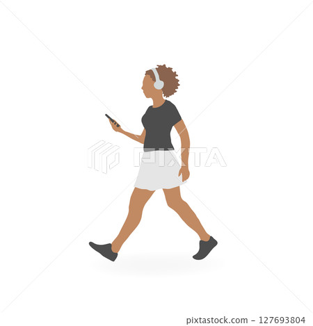 形形色色的女性邊走路邊看智慧型手機 127693804