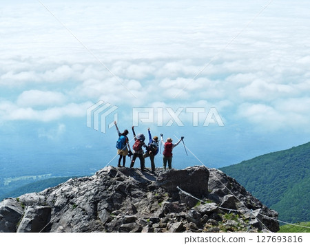 Climbers cheering at the sea of clouds (20250620092928) Climbers cheering at the sea of clouds (20250620092928) 127693816