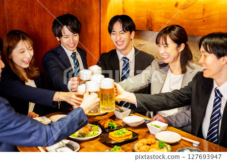Drinking party at an izakaya 127693947